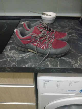 Zapatillas trekking Quechua grises y rojas