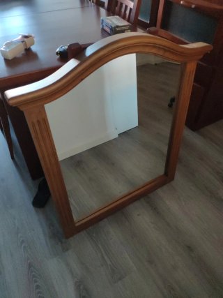 Espejo de madera con marco curvo