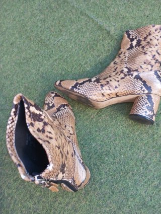 Botines efecto piel serpiente Zara