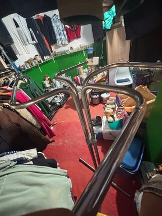 Estantería metálica para colgar ropa