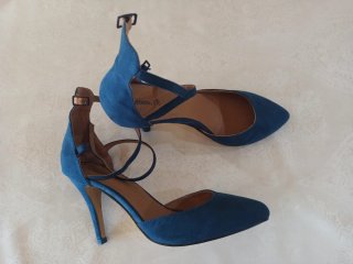 Zapatos tacón alto azulón de tela antelina