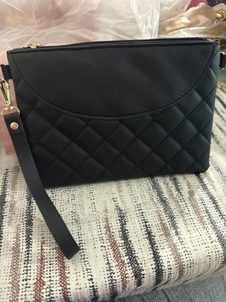 Cartera de mano negra acolchada