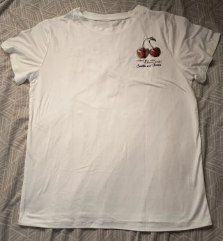 Camiseta blanca con cerezas