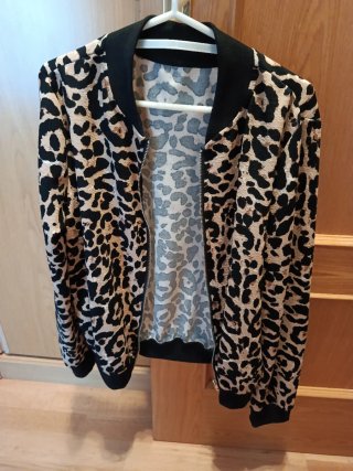Chaqueta estilo bomber estampado leopardo