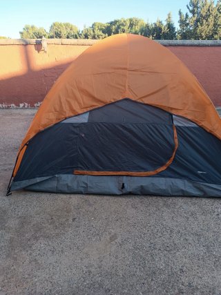 Tienda de campaña naranja y gris, para 6 personas.