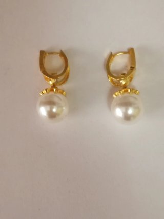Pendientes dorados con perlas blancas