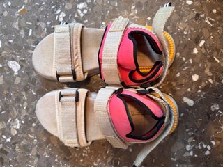 Sandalias Deportivas Beige y Rosa