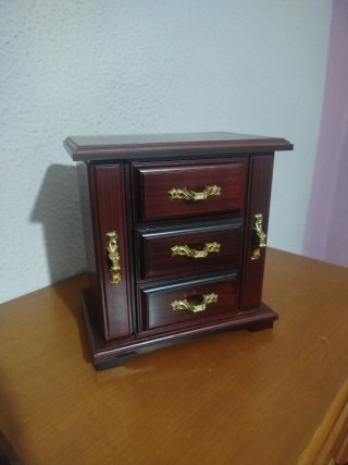 Joyero de madera con cajones y tiradores dorados
