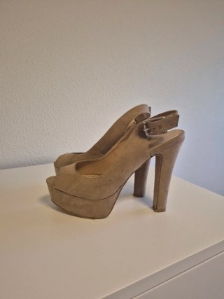Zapatos de tacón beige con plataforma