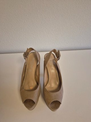 Zapatos de tacón beige con plataforma