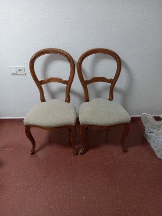 Pareja de sillas de madera