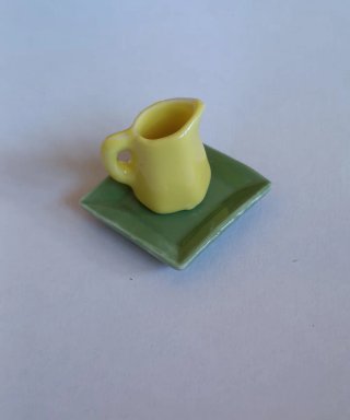 Miniatura Jarra amarilla y Bandeja Cerámica. 1:12