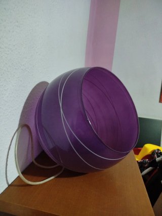 Lámpara de techo morada con detalles blancos