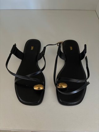 Sandalias Negras Zara con Detalle Dorado