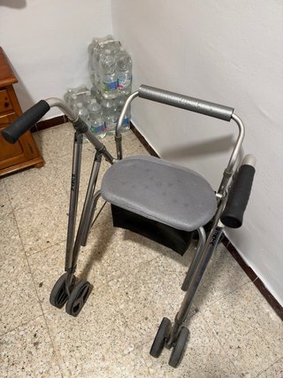 Andador con Asiento y Ruedas