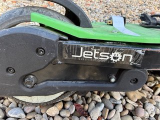 Patinete eléctrico verde