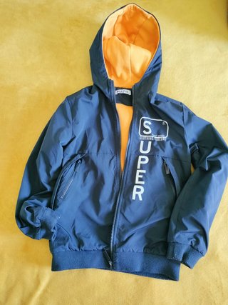 Cazadora azul con capucha y forro naranja