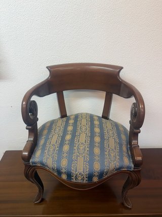 Sillón de madera tapizado