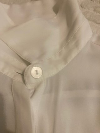 Blusa blanca con adornos