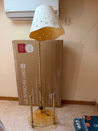 Lámpara de pie dorada y beige