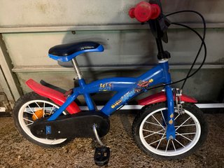 Bicicleta infantil azul y roja