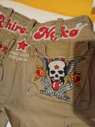 Pantalón Corto Cargo con Bordados