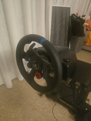 Volante Logitech con Pedales y Palanca