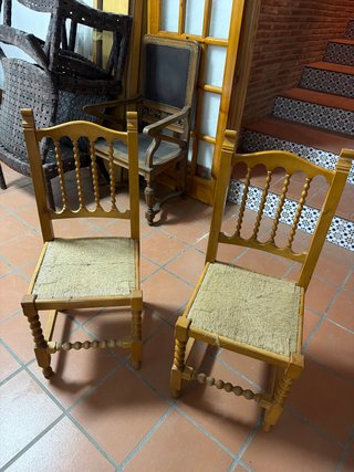 Juego de 4 sillas de madera con asiento de esparto