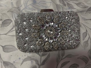Bolso de fiesta plateado con pedrería