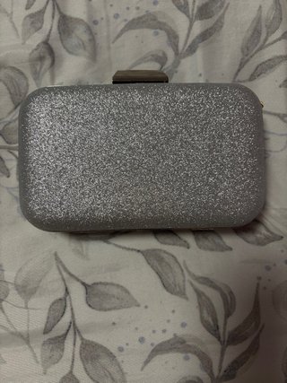 Bolso de fiesta plateado con pedrería