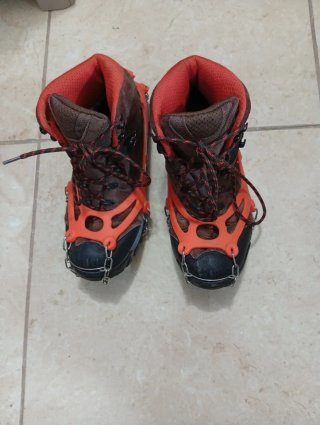 Botas de montaña McKinley con crampones