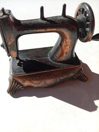 Miniatura de Máquina de Coser en Cobre