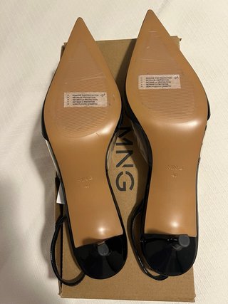 Zapatos de tacón Mango negros transparentes.