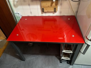 Mesa de comedor cristal rojo y metal