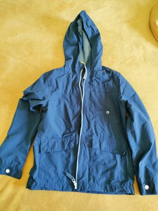 Chaqueta chubasquero azul marino con capucha