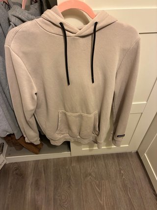 Sudadera beige con cordones negros