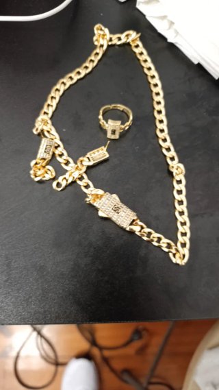 Conjunto de collar y anillo dorado