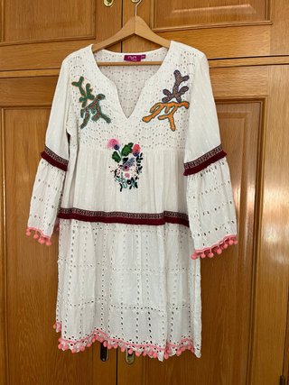 Vestido Blanco Bordado con Pompones