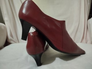 Zapatos Abotinados burdeos.