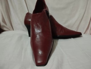 Zapatos Abotinados burdeos.