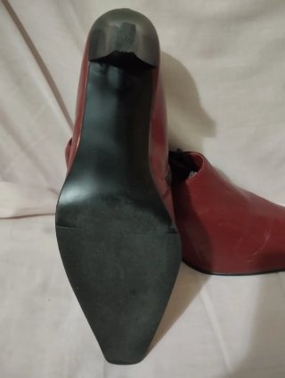 Zapatos Abotinados burdeos.