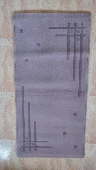 Alfombra malva con diseño geométrico