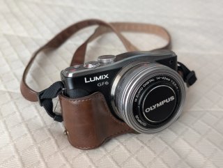 Panasonic Lumix GF6 + Olympus 14-42 + Funda