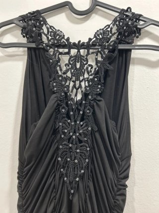 Vestido Negro Elegante con Detalles