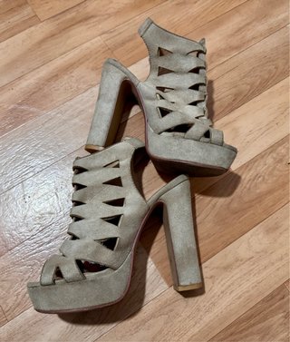 Zapatos de tacón beige