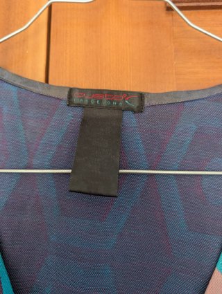 Varios vestidos y una gabardina ligera