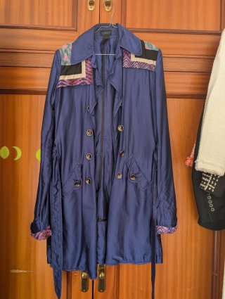 Varios vestidos y una gabardina ligera