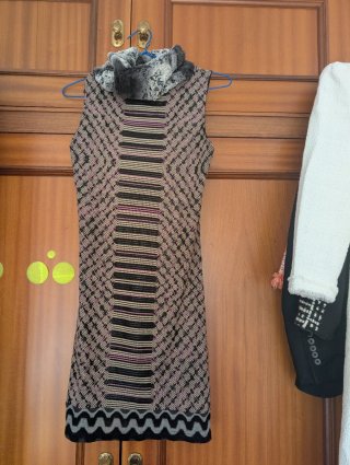 Varios vestidos y una gabardina ligera