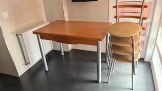 Mesa y 5 sillas cocina