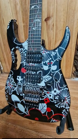 Preciosa Guitarra Eléctrica Estilo JEM 77 FP2